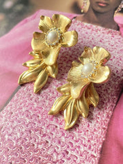 Vintage style golden flower dangle earring
